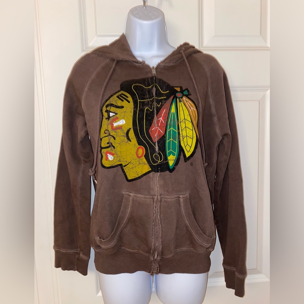 Women’s retro vintage Chicago Blackhawks distressed logo light fleece.